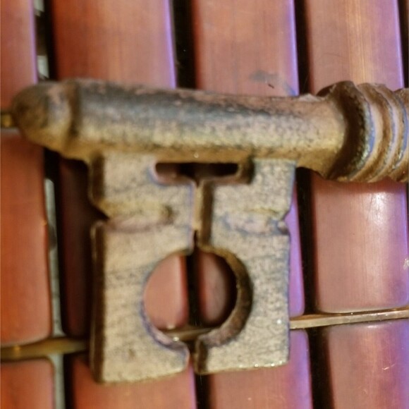 Vintage Wine Cellar Massive Decorative Cast Iron Skeleton Key 12"x5" - Picture 5 of 5